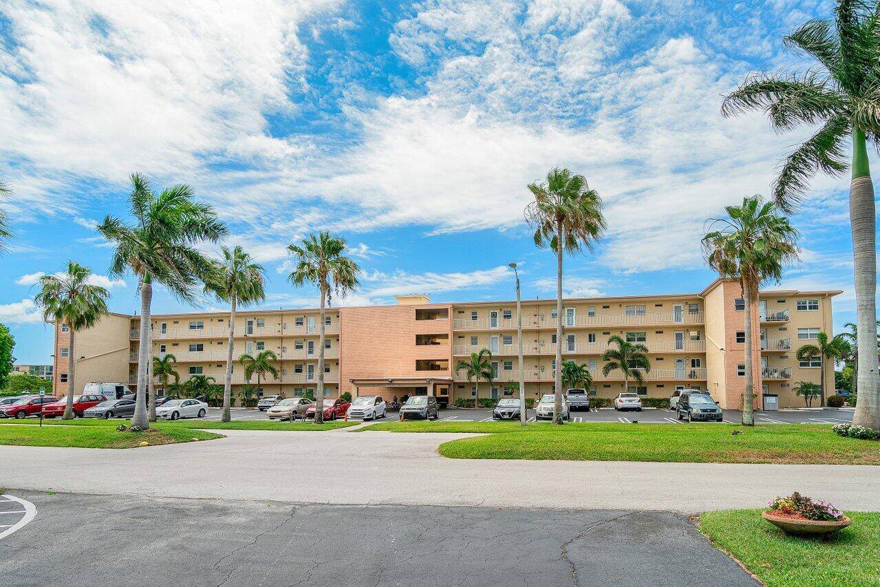 This beautiful, clean crisp condo in the desirable Village Royale on the Green is ready for your buyer !