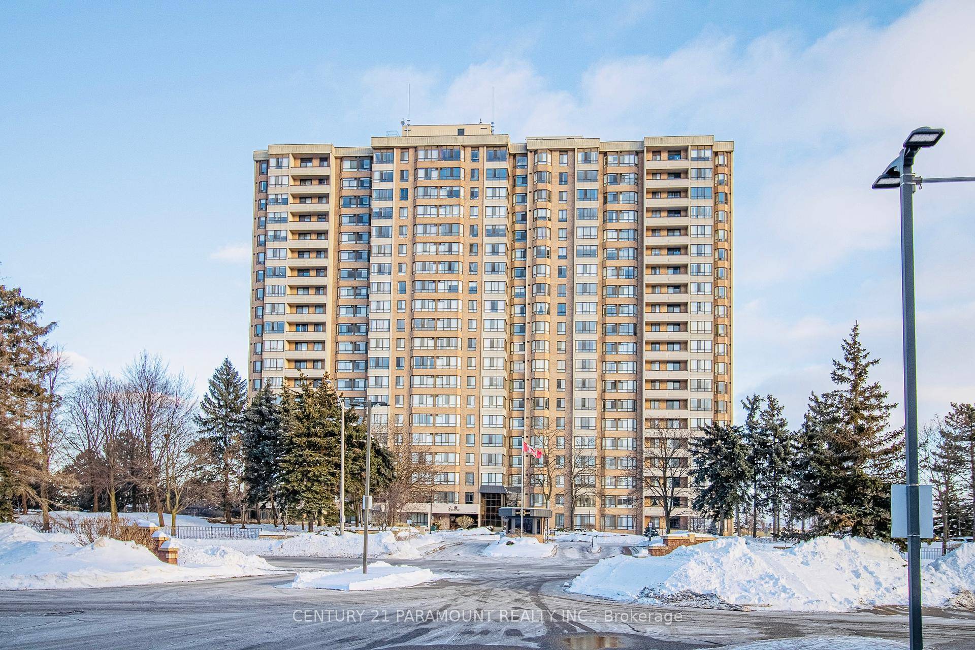 ! ! RENOVATED ! ! CONDO 2 BED 1 DEN PLUS 2 FULL BATHROOMS STUNNING CONDO AVAILABLE FOR LEASE IN THE MOST DESIRABLE LOCATION OF THE BRAMPTON.
