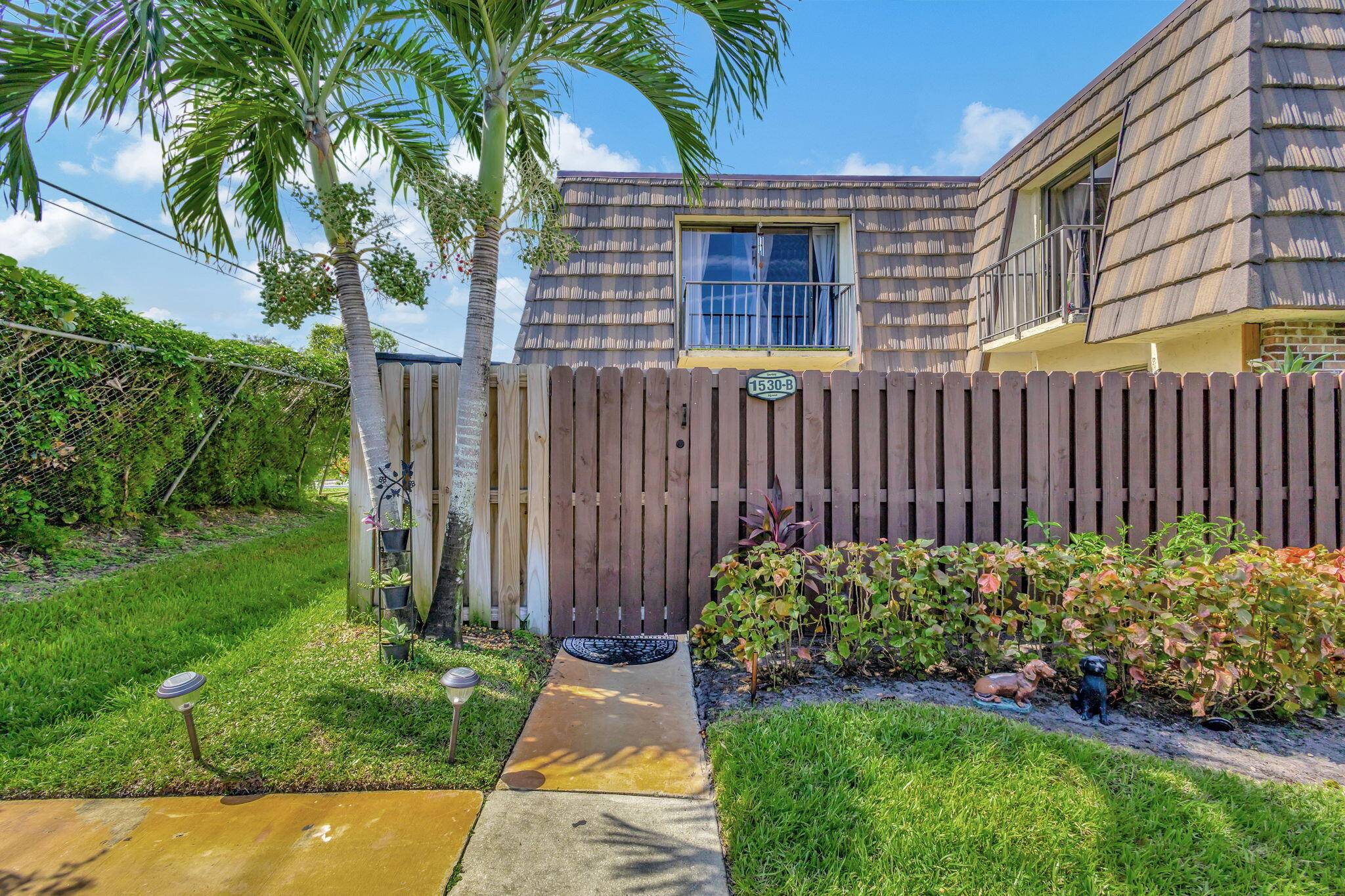 MOTIVATED SELLER Beautiful townhome community in a superb location nearby the Palm Beach International Airport, I 95, Okeeheelee Park, Wellington Mall so much more !