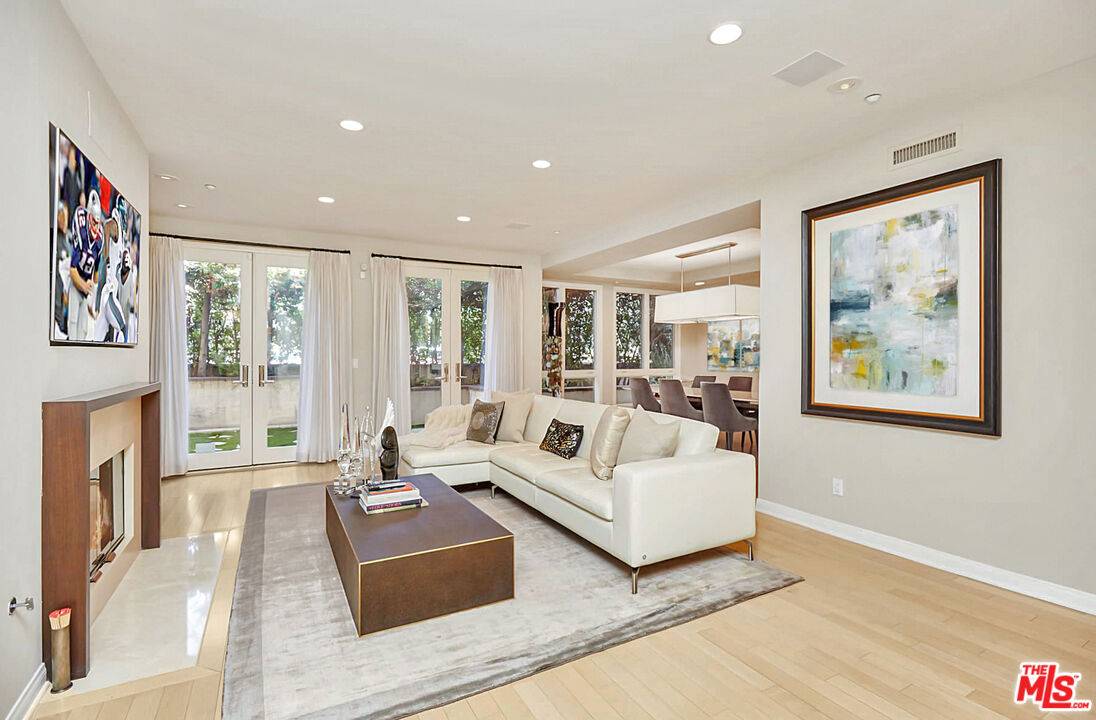 121  N Almont Dr 2BR Beverly Grove La