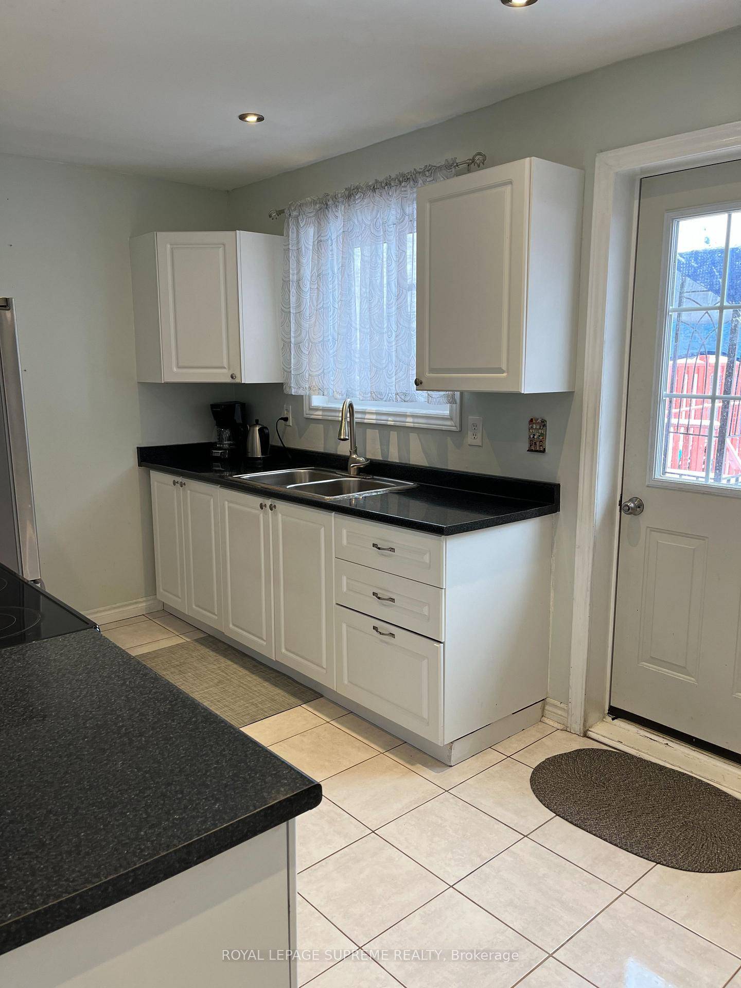 Beautiful property conveniently located minutes to Transit, Bramalea City Centre, Chinguacousy Park, Restaurants, Grocery Stores and much more.