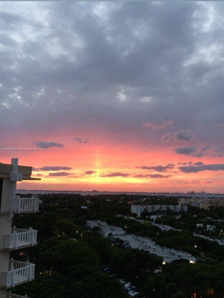 PH, beautiful and confortable apartment with 2 bedrooms Den Den can be converted into a 3rd bedroom and 2 bathroom at the prestigious Towers of Key Biscayne.