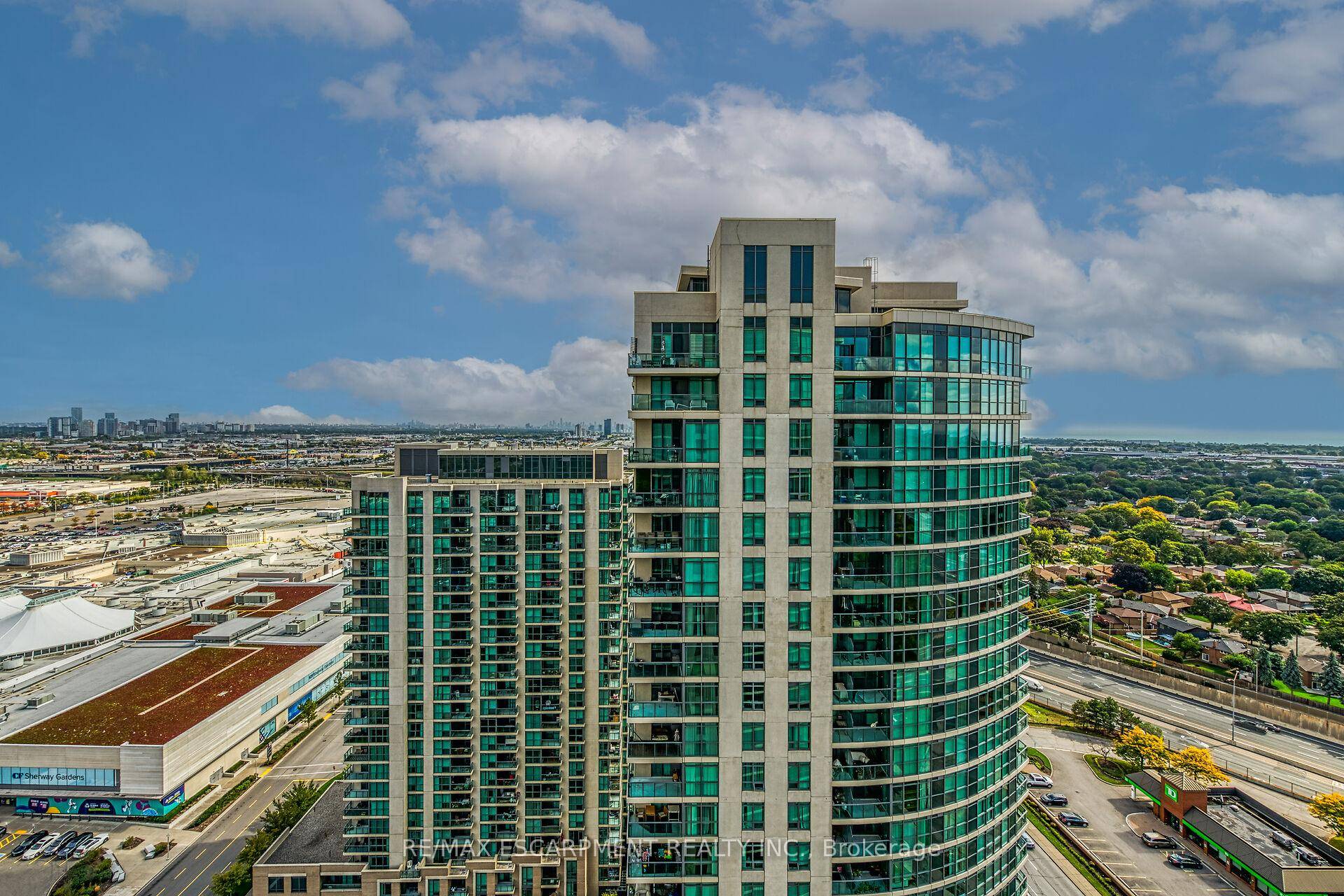 Upscale Corner Unit w Panoramic City Views.