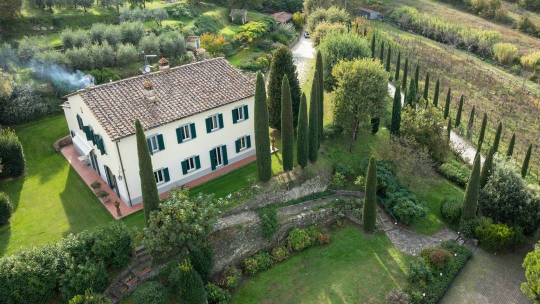 Elegant 19th-century farmhouse 10 minutes from Arezzo, high-quality finishes, lift, photovoltaic system and 9,000 m² park with olive trees.