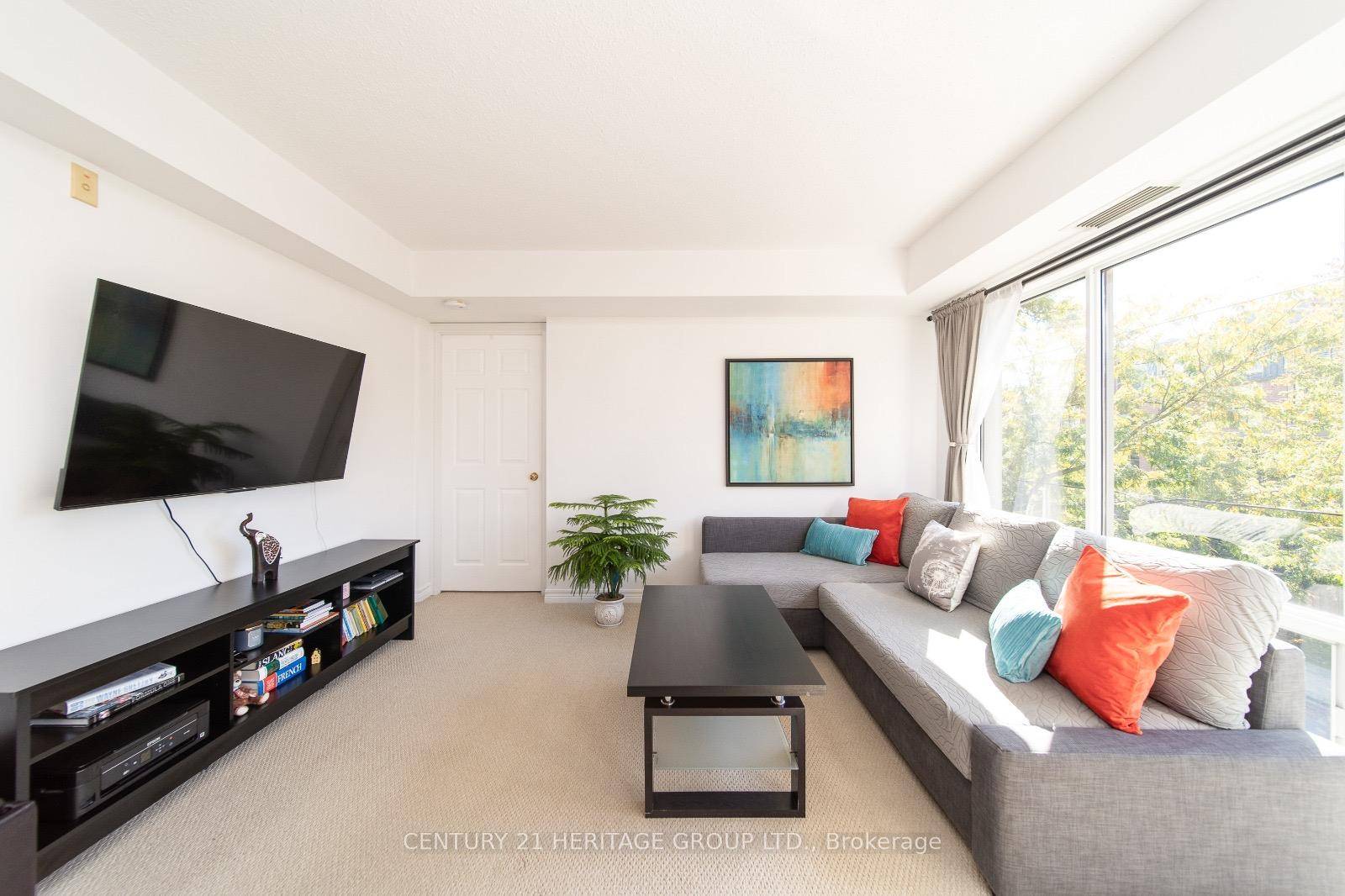 Beautifully bright unit with abundant natural light all day long located in the heart of south Leaside, it's incredible location will allow you to experience the best of both worlds.