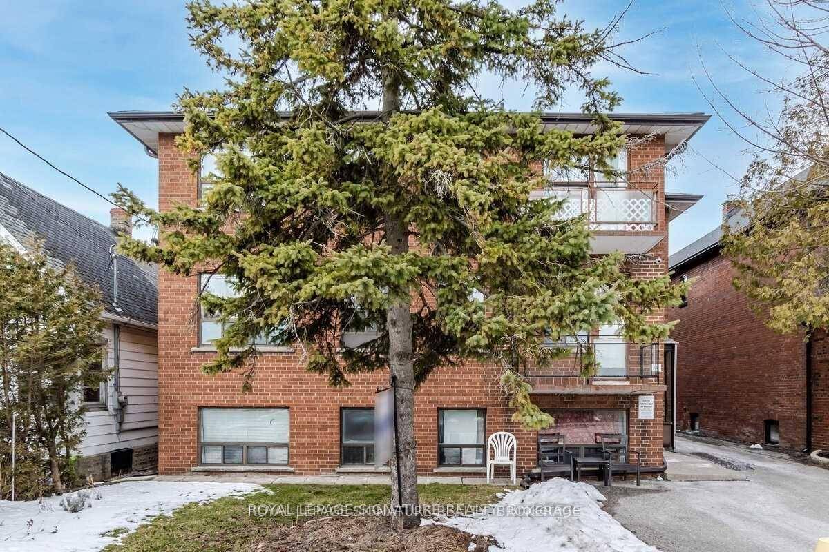 Spacious 1 Bedroom Apartment with Balcony Located In Red Brick Multiplex in Prime Lakeside Residential Community.