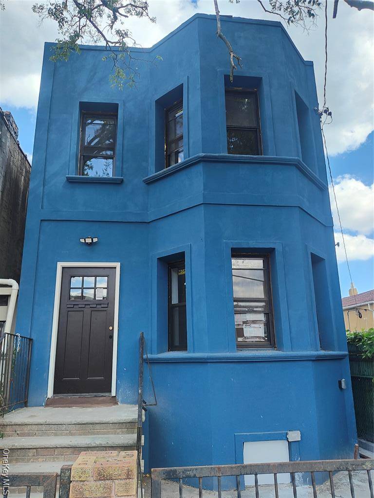 Welcome to 132 25 RUBY STREET, located in a vibrant neighborhood of Linwood Howard beach, Fully renovated.