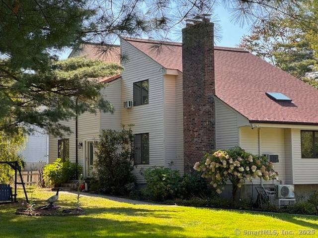 Spacious 6 Bedroom Home with Over 3, 100 Sq Ft on nearly an acre in the heart of Simsbury.
