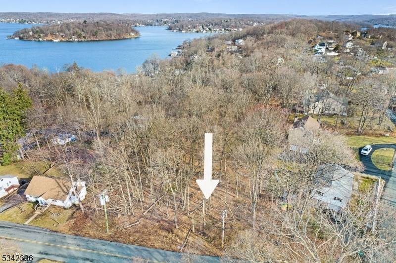 Welcome to Lake Life !. Fantastic location, walk to local restaurants, mini golf and more !