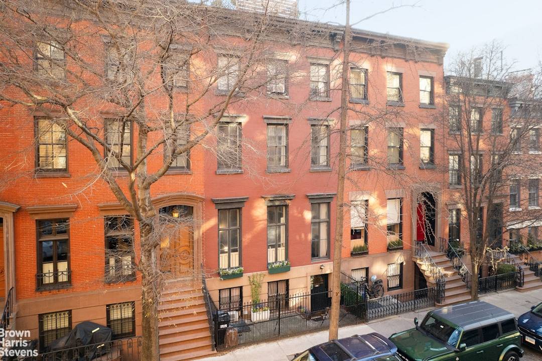 21' WIDE WEST VILLAGE TOWNHOME WITH GORGEOUS SOUTH GARDEN Perfectly positioned on one of the West Village's most picturesque cobblestone blocks just off West 4th Street, 258 West 12th Street ...