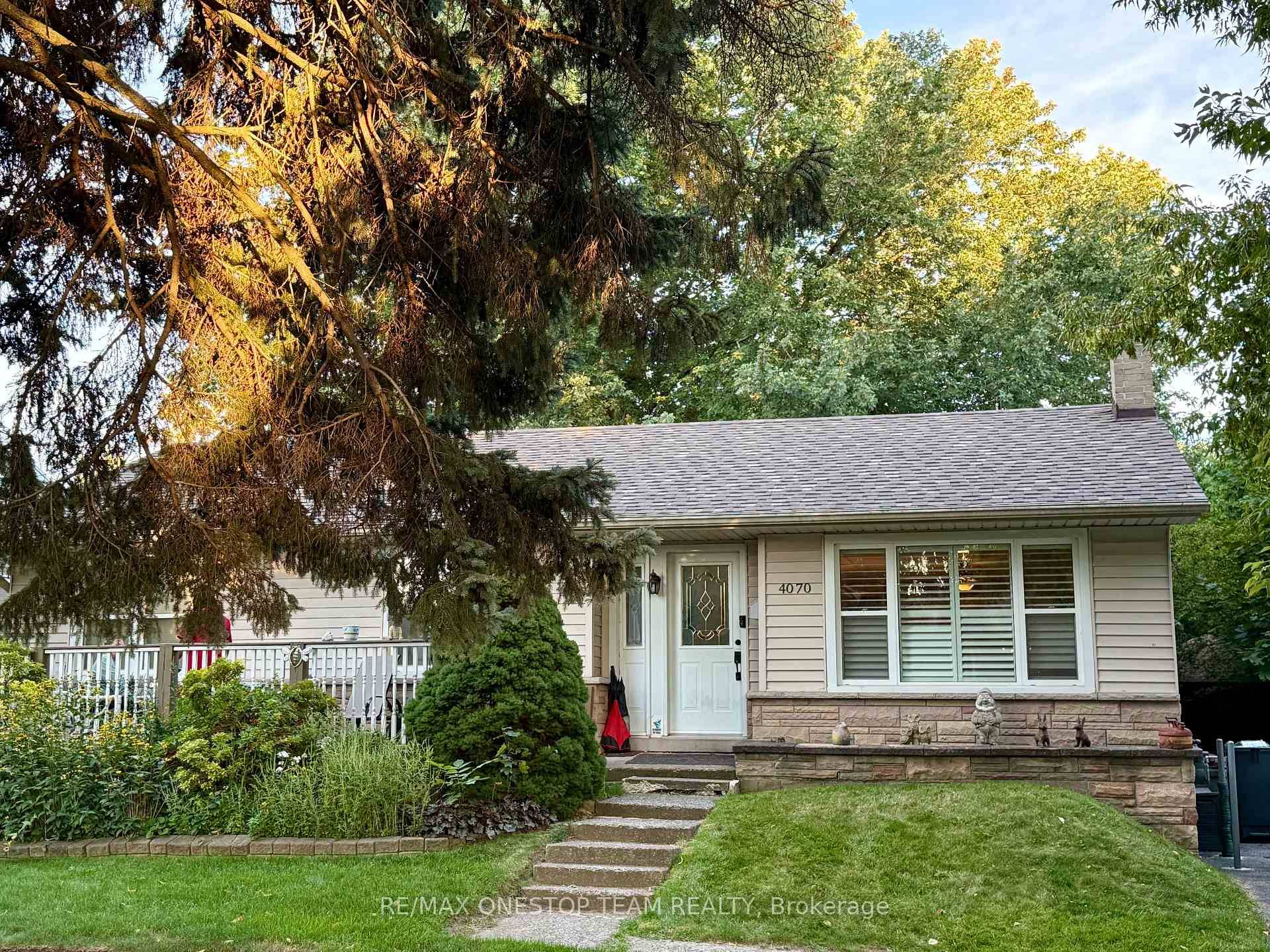 Absolutely Charming Home With Hardwood Floor And Fresh Paint.