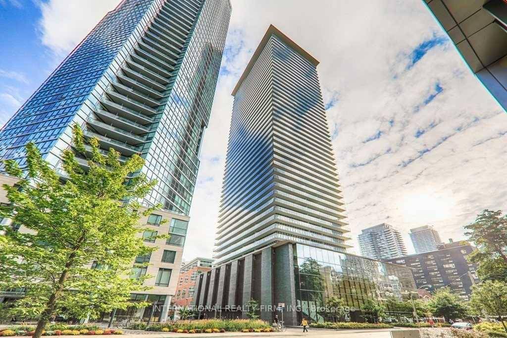 Located in the heart of Toronto at 33 Charles St E, Casa Condo is a prestigious building at Yonge and Bloor.