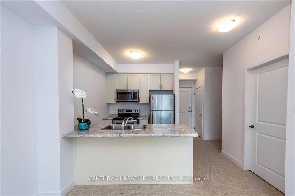 Welcome to Horizon's Sapphire, perfectly situated on the shores of Lake Ontario !