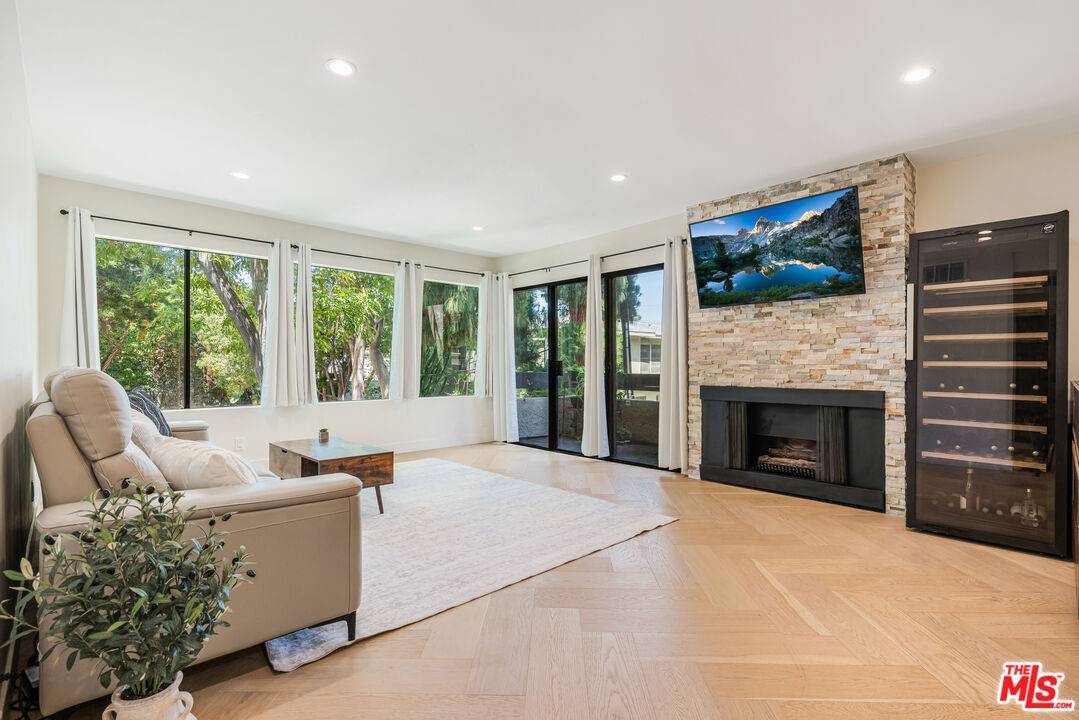 950 N Kings Rd 1BR Sunset Strip La