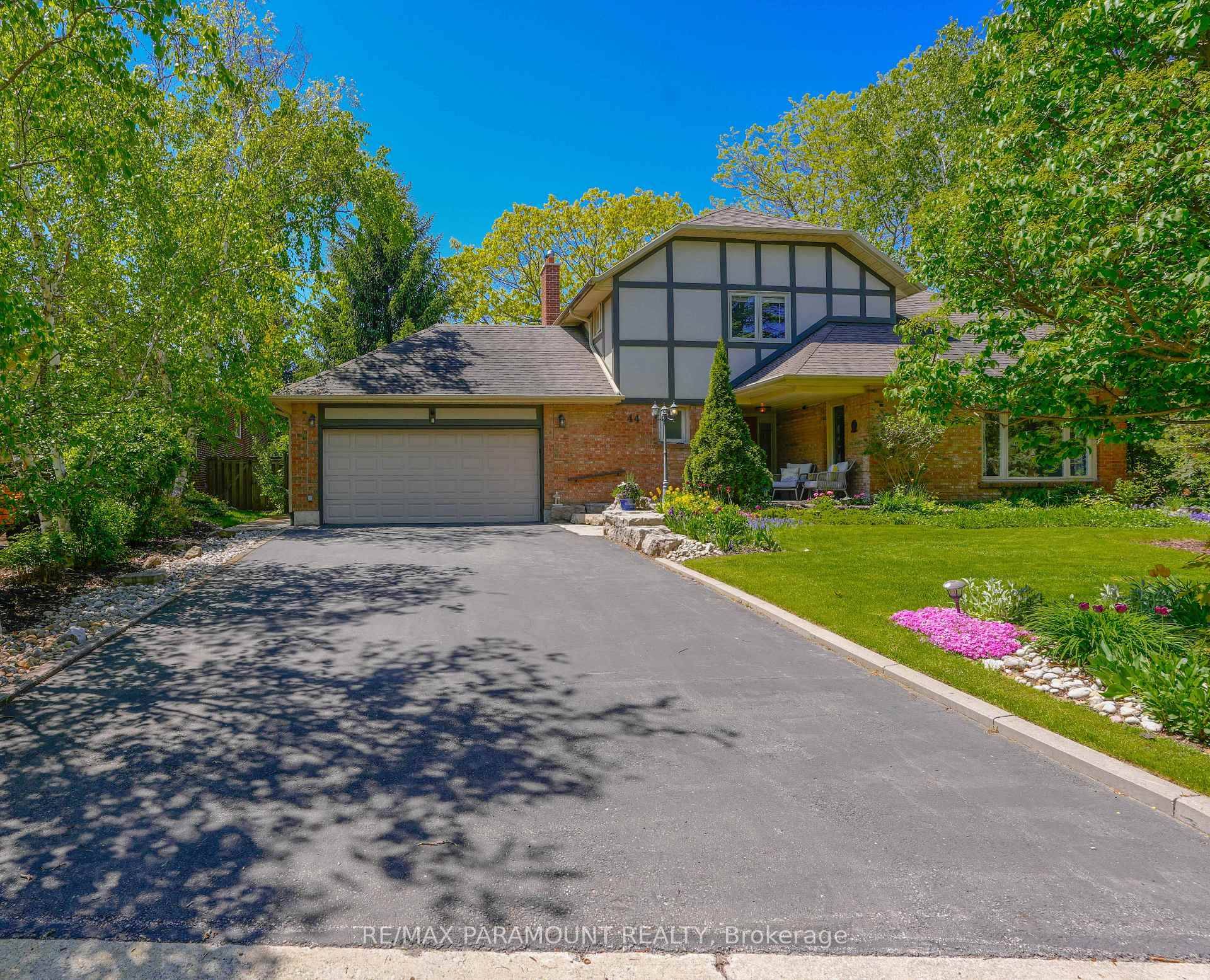 A Great Opportunity To Be A Proud Owner In The Prestigious Park Lane Estates amp ; Enjoy The Beautiful Tranquil Setting In Highly Coveted Snelgrove Neighborhood.