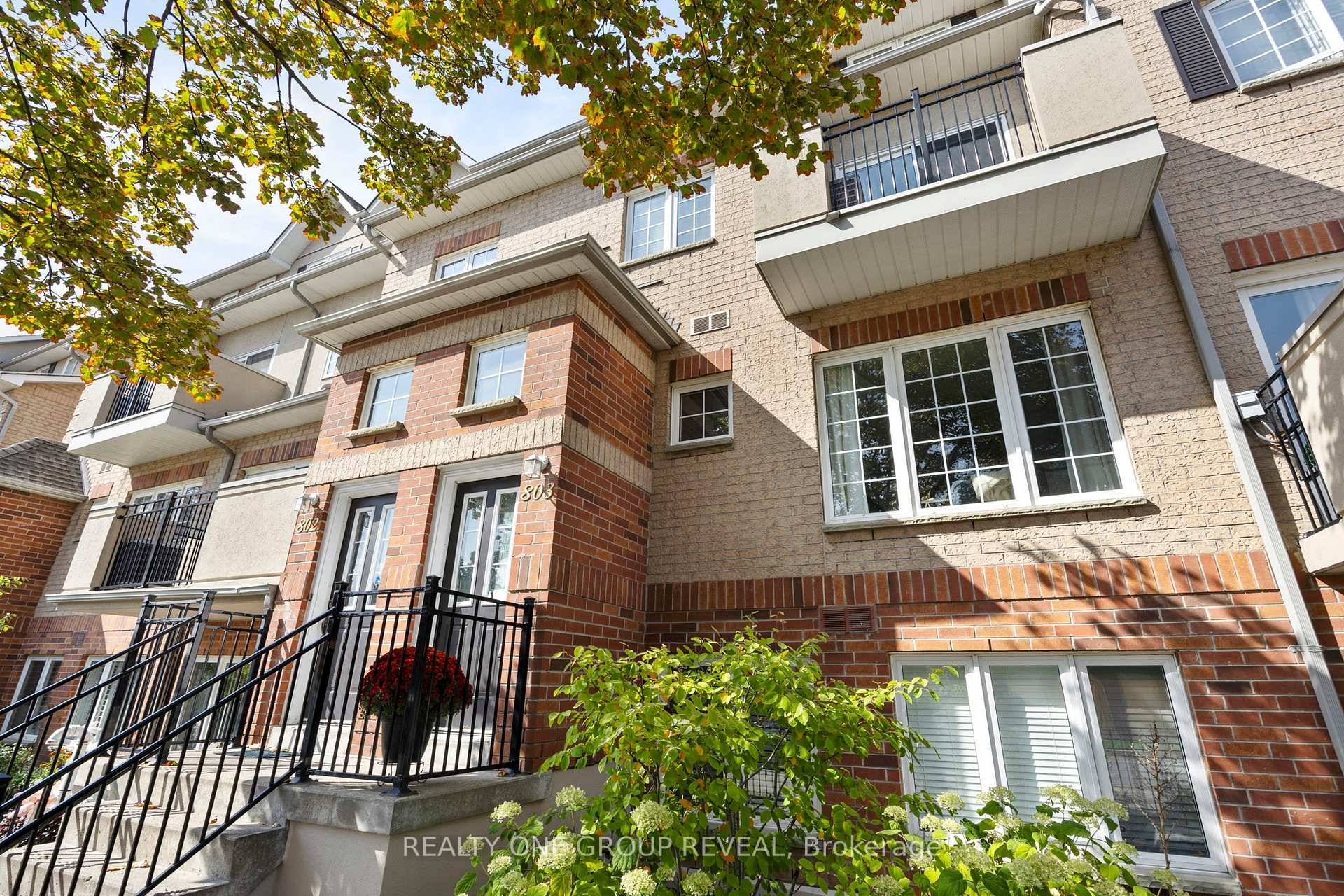 Welcome to the Casitas at Discovery Place, this bright and spacious 3 storey condo townhouse located in a secure, gated community right in the heart of downtown Pickering.
