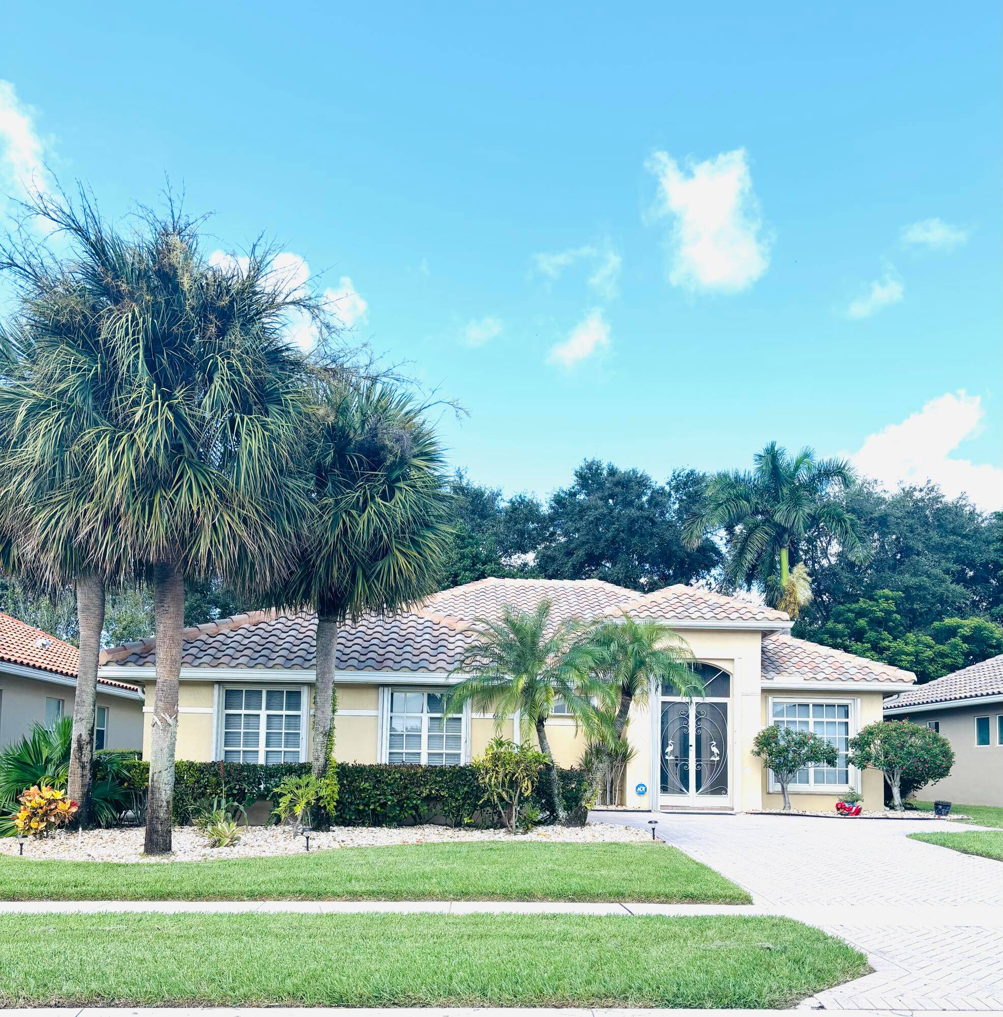 COMPLETELY RENOVATED MOVE IN READY GORGEOUS HOME !