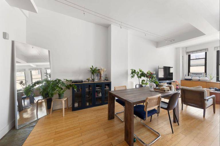 GIANT ONE BEDROOM LOFT WITH HIGH CEILINGS, OPEN KITCHEN, HUGE MASTER BATH WITH SHOWER AND JACUZZI AND ONE HALF BATH WITH WASHER DRYER live in SuperPre War Condo Loft at ...
