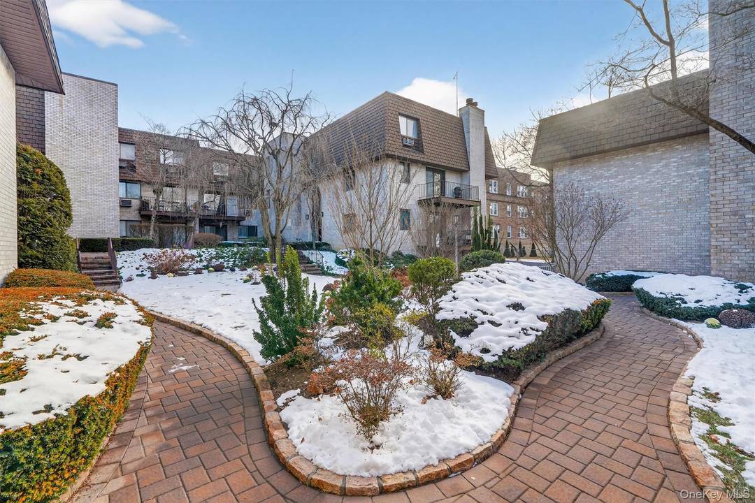 Perfectly located within the complex, enjoy your courtyard views from this spacious duplex condo in White Plains Commons II.