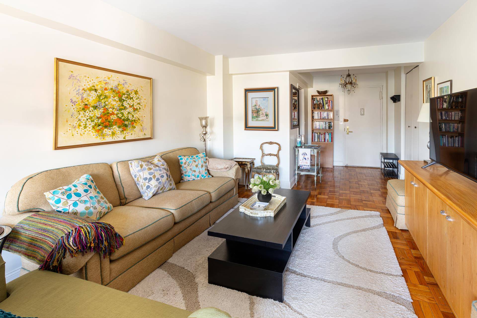 Welcome home to this lovely junior one bedroom on the fabulous Upper East Side.