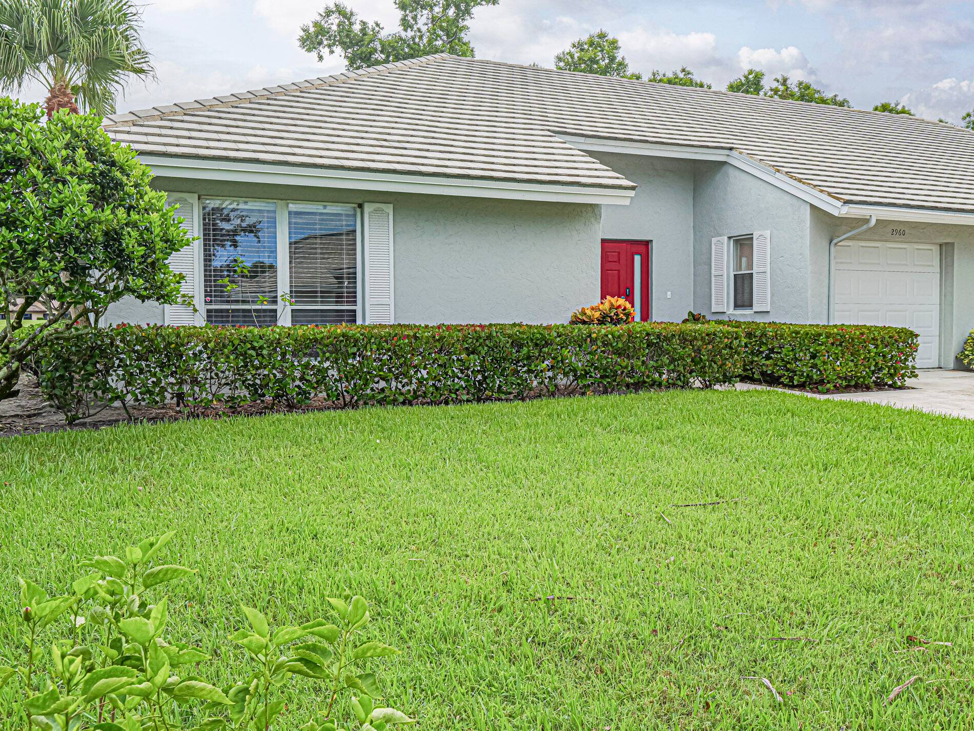BRING ALL OFFERS ! 3 bedroom, 2 bathroom end unit villa featuring 1, 605 SF, cathedral vaulted ceilings, and serene golf course views in sought after Martin Downs Country Club.