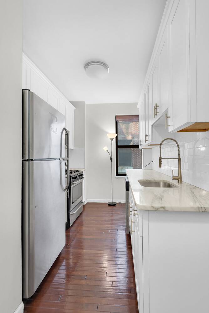 Spacious amp ; Bright Pre War 1 Bedroom Condo in Prime Midwood This charming and well maintained pre war condo is located just one easy flight up in a beautifully ...