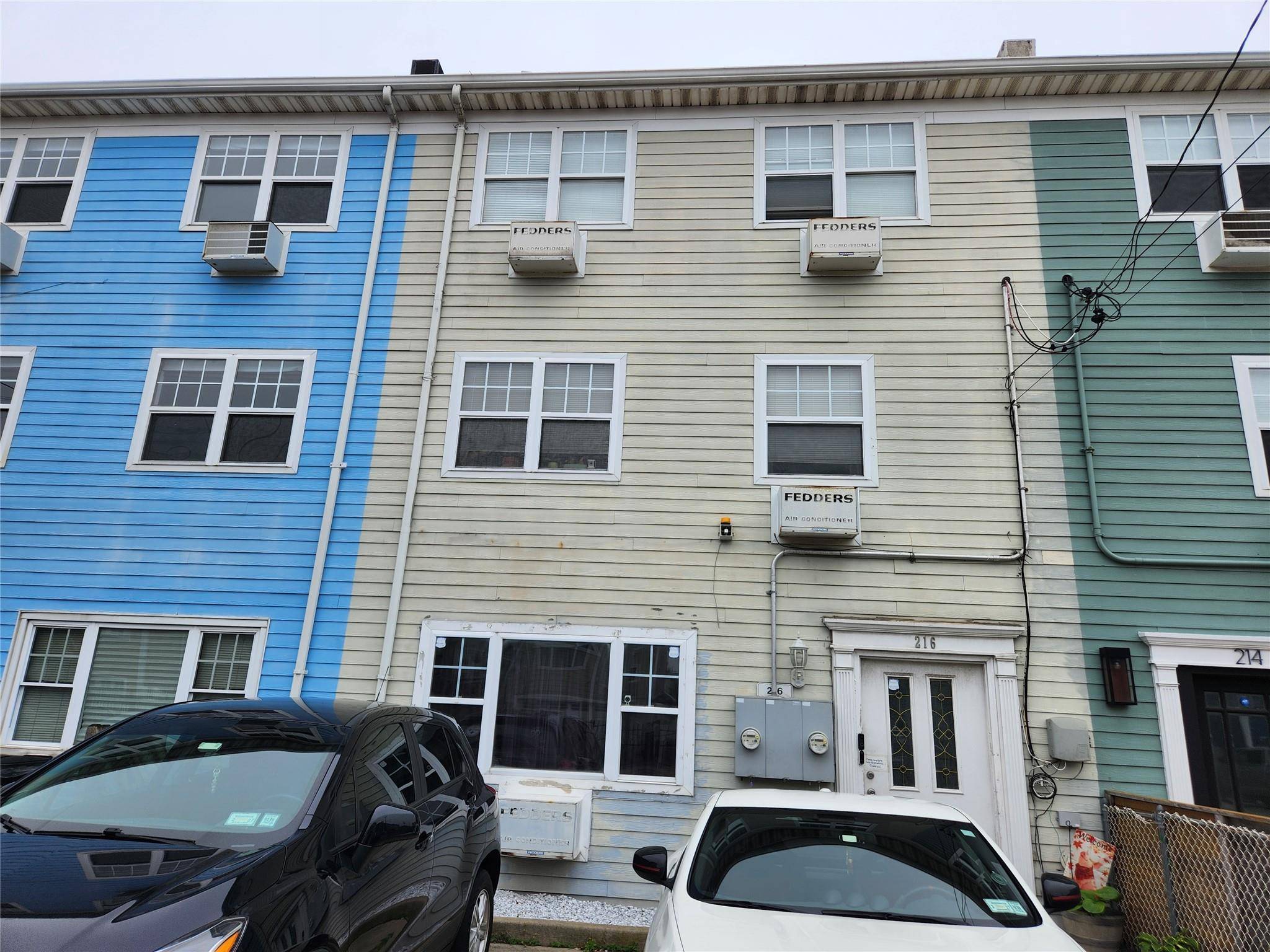 1 Block from Rockaway Beach, 98 live concerts and restaurants, and access to the beach.