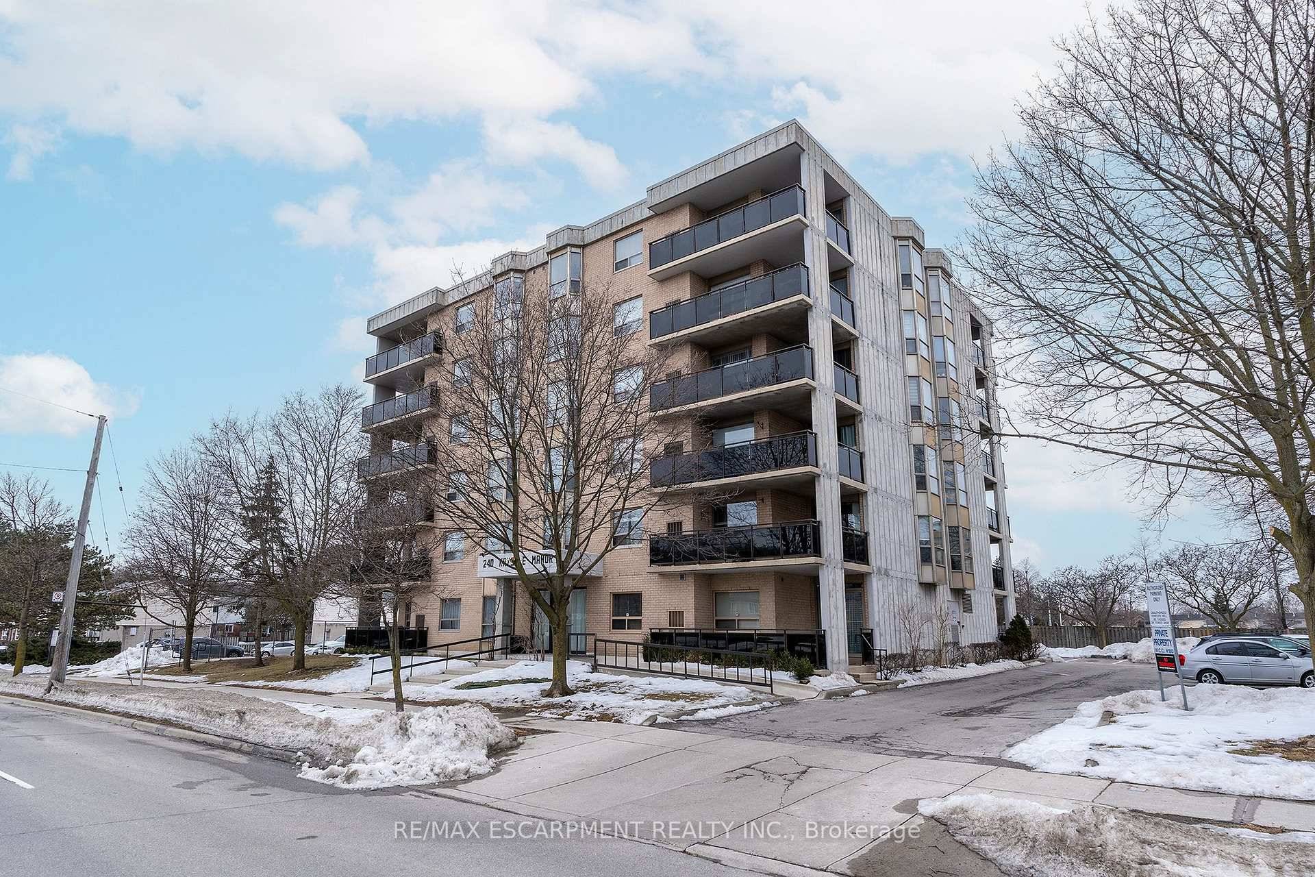 Welcome to this spacious almost 1100 sq ft 2 bedroom and 2 bath condo close to nature and all amenities.