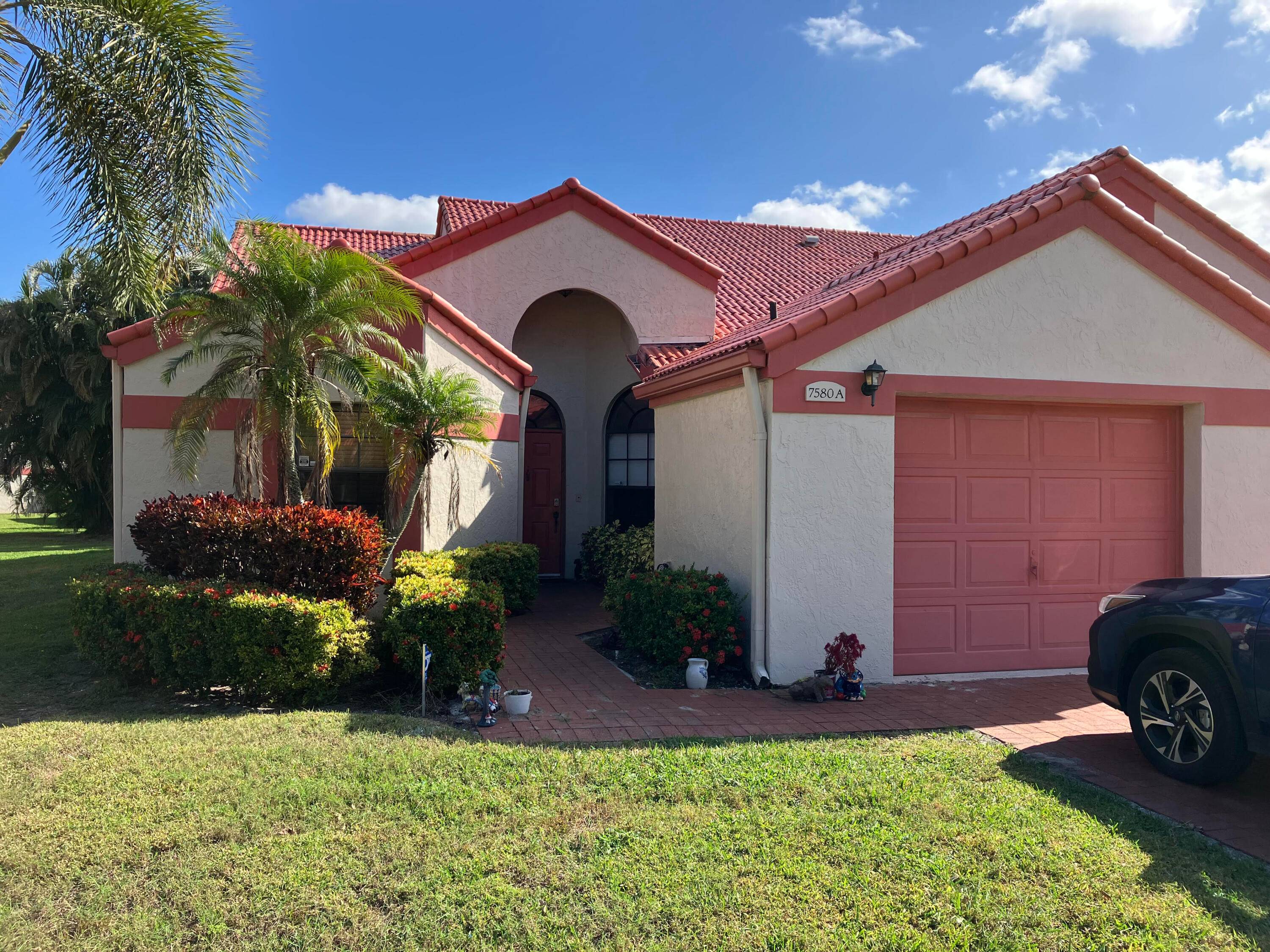 This spacious 2 2 Villa offers vaulted ceilings, plus a bonus room that could be a third bedroom office, and a light and bright eat in kitchen.