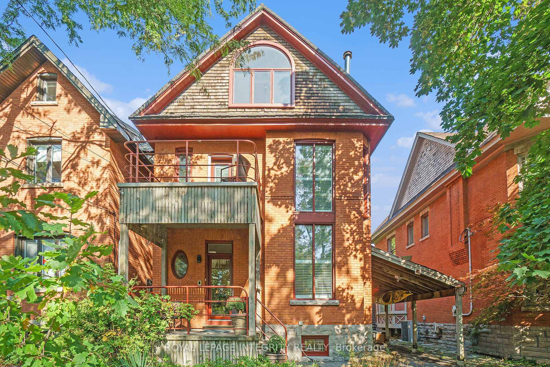 Tucked away in Ottawas coveted Golden Triangle, just steps from the Rideau Canal, this stately three storey all brick turn of the century home blends historic charm w modern updates.