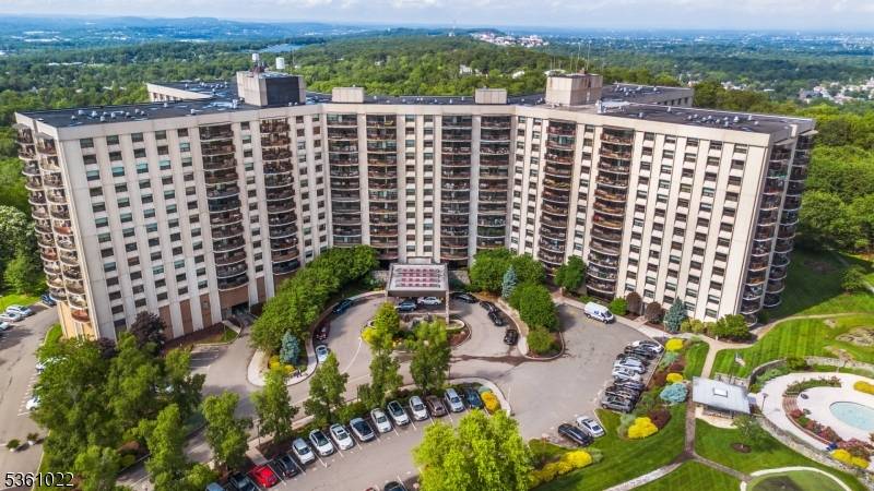Step into luxury in this beautifully renovated apartment, perched on the ninth floor with sweeping views of the Manhattan skyline.