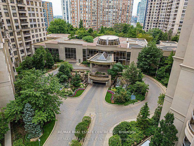 Beautiful Large 1 Bedroom and 2 Washroom Unit In Tridel 'Ovation 2' In The Heart Of Downtown Mississauga.