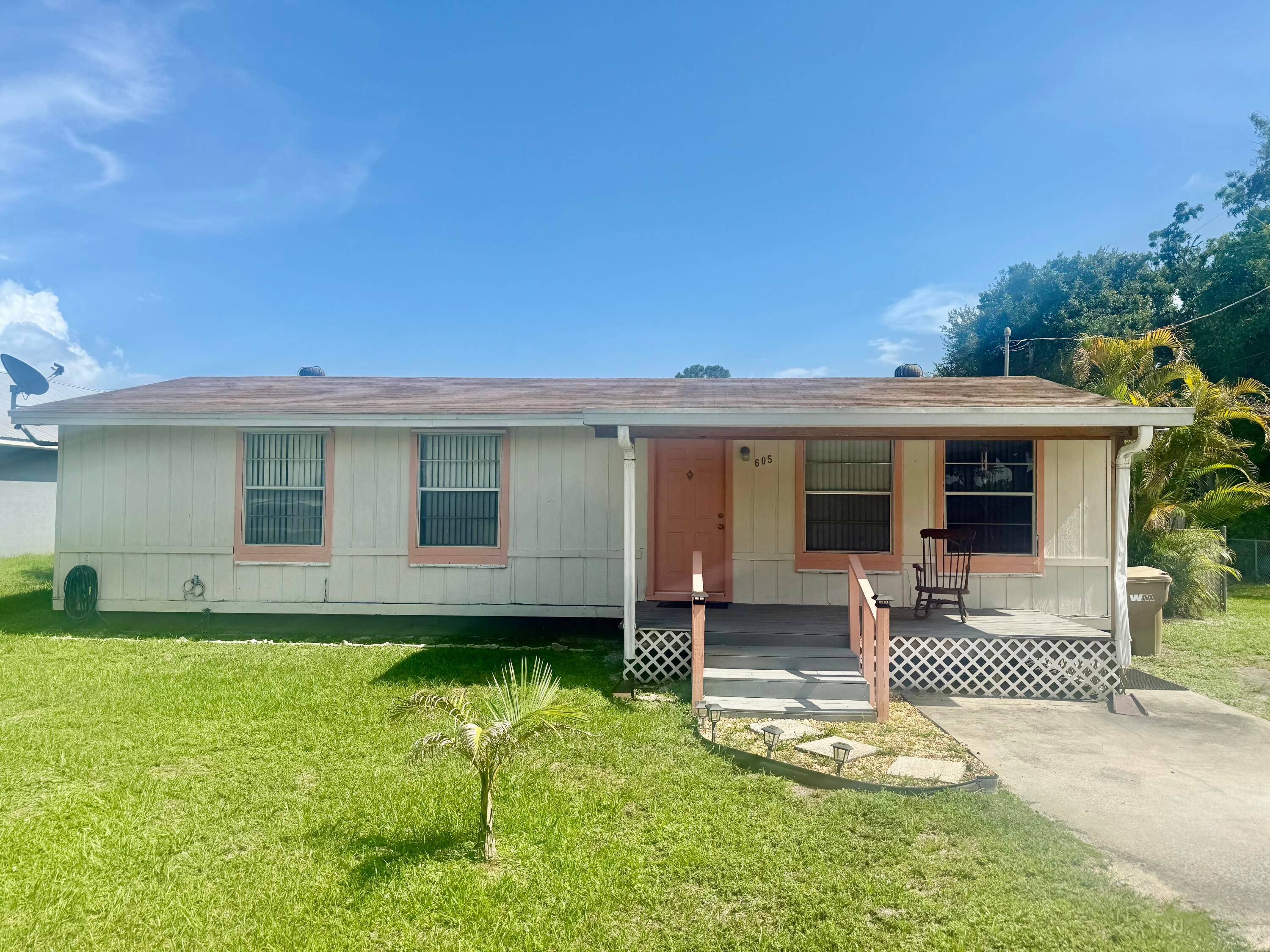 Affordable Opportunity in the Heart of Okeechobee Fenced Yard, Fruit Trees Screened Patio !