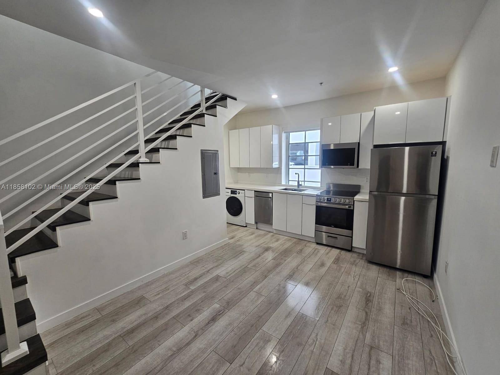 Nice amp ; cozy unit in a Boutique condo next to Iconic Lincoln Rd.