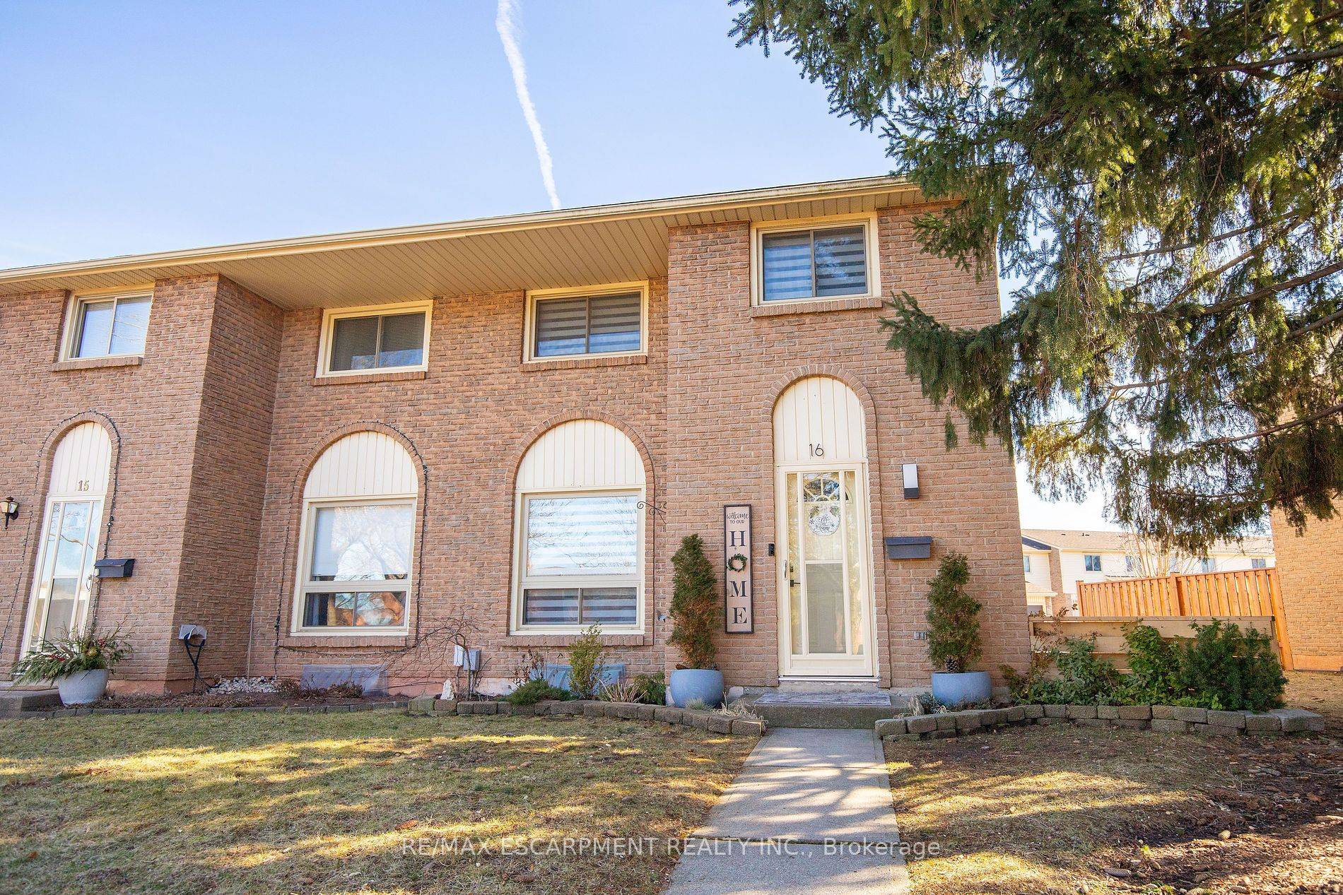 Welcome to 150 Gateshead Crescent, Unit 16, in the Corman South Meadows neighborhood of Stoney Creek.
