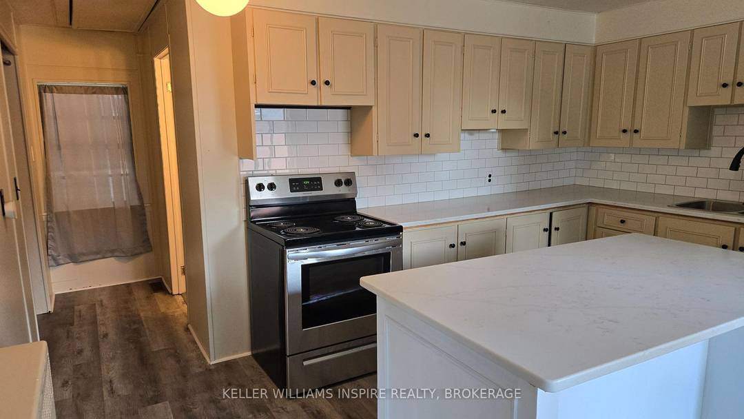 Welcome to this charming bachelor apartment that's perfect for anyone seeking a comfortable and convenient living space.