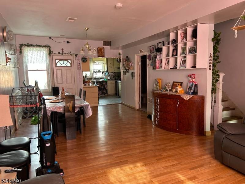 Welcome to a warm 1 family row house equipped with everything you need !