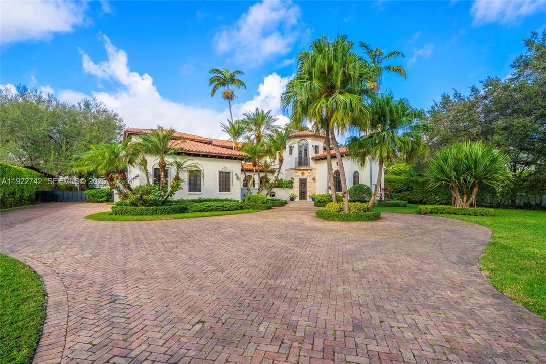 Set back quietly on a verdant builder s acre in exclusive North Pinecrest, this beautiful Spanish style home with a contemporary update offers an exceptional blend of space, privacy, amp ...