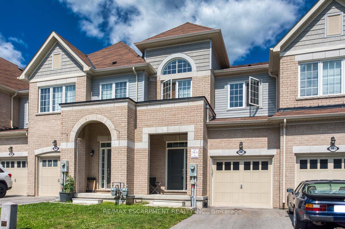 This beautiful and spacious 3 bedroom, 3 bathroom, Beamsville townhouse is beaming with natural lighting and spacious living with open concept main floor with hardwood flooring and 9 ft.