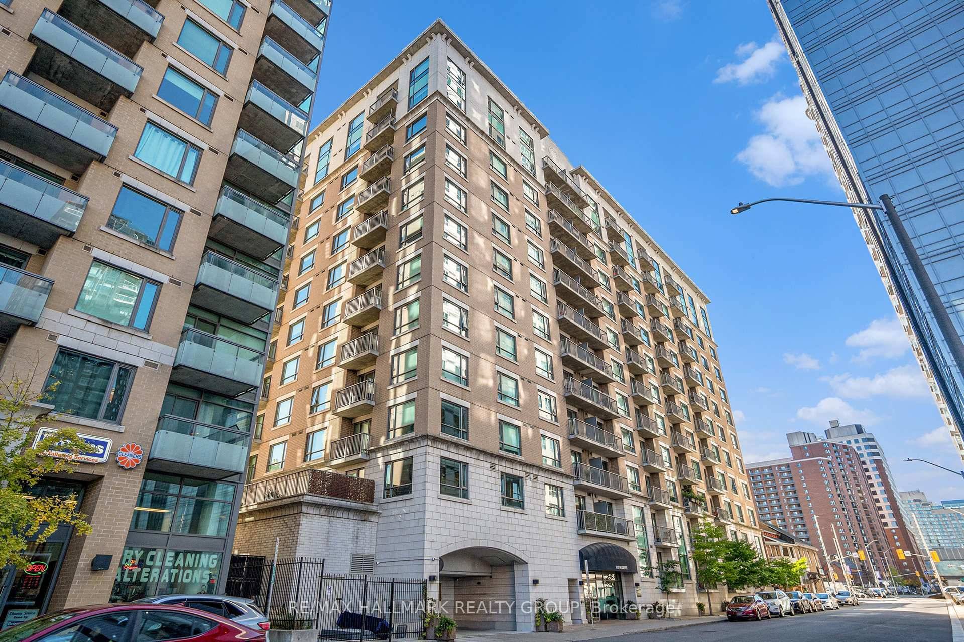 Modern and stylish one bedroom condo with parking located in the prestigious Galleria building.