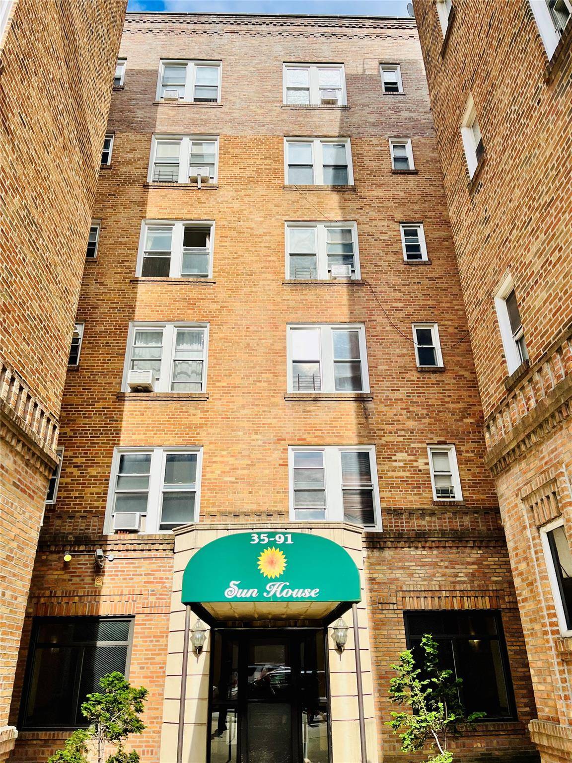 Beautiful Jr4 condo with large bathrooms and living room.