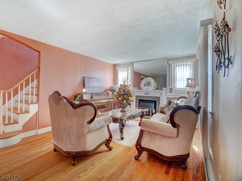 Welcome home to this beautifully maintained single family residence close to Sunnyside section of Linden !