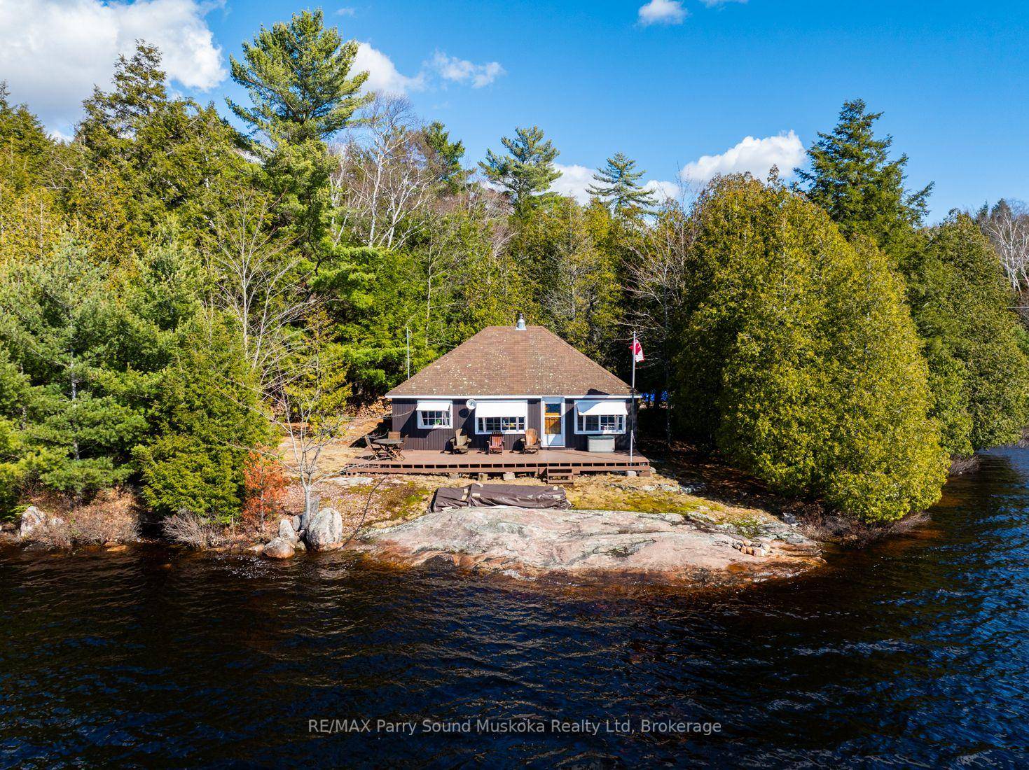 Great rental potential ! A captivating 3 bedroom bungalow cottage on Bear Lake, Sprucedale in the Parry Sound District.