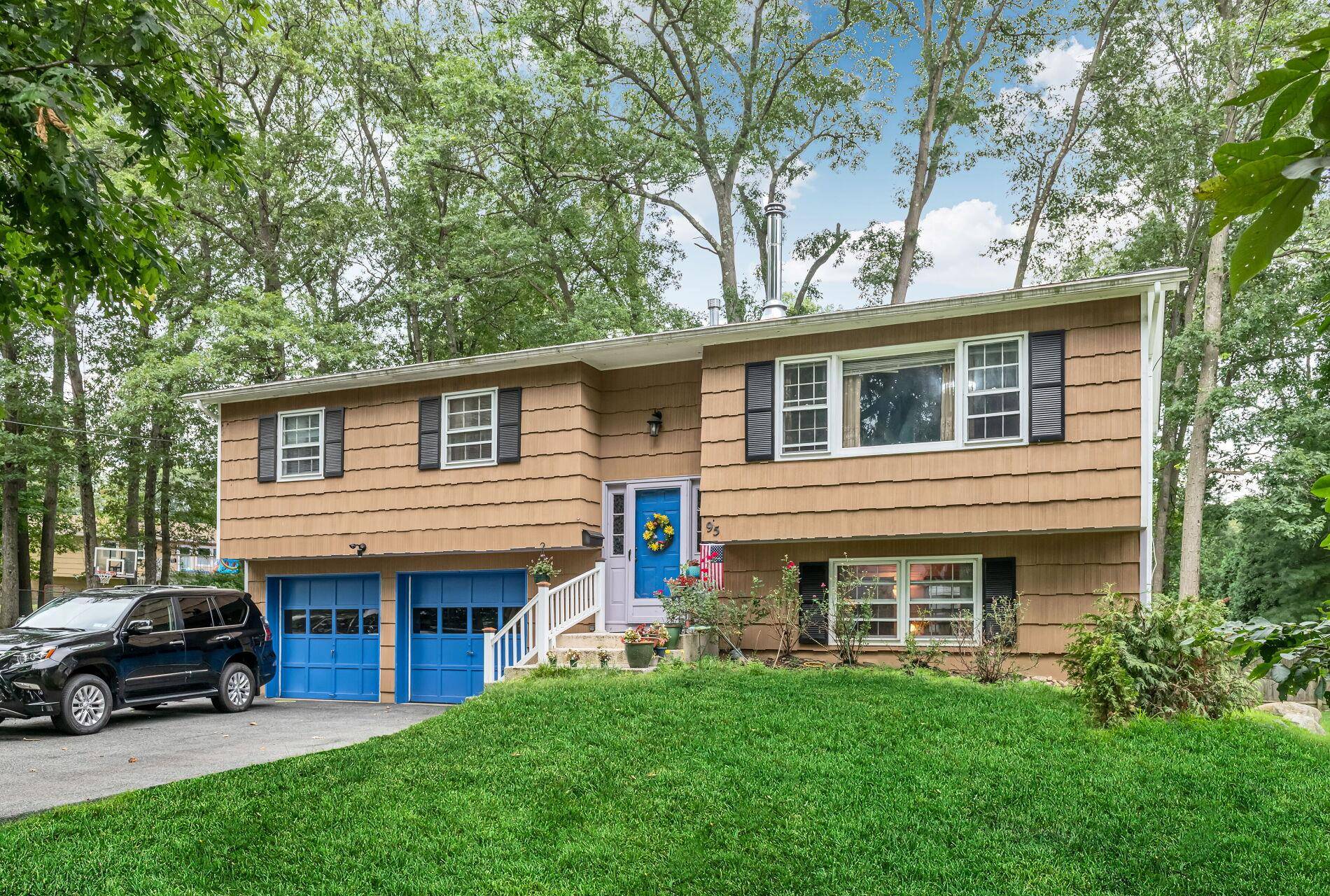 Welcome to 95 Hillside Avenue in beautiful Suffern, NY !