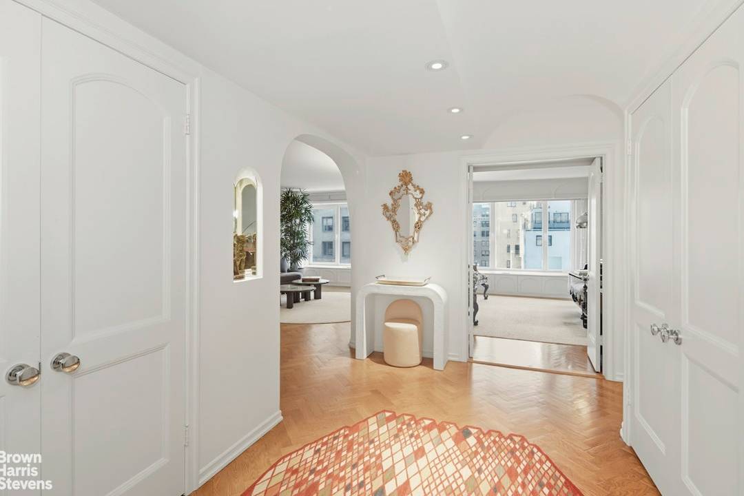 This perfect two bedroom, two bathroom apartment has stunning views of The Metropolitan Museum of Art and Central Park from every room.