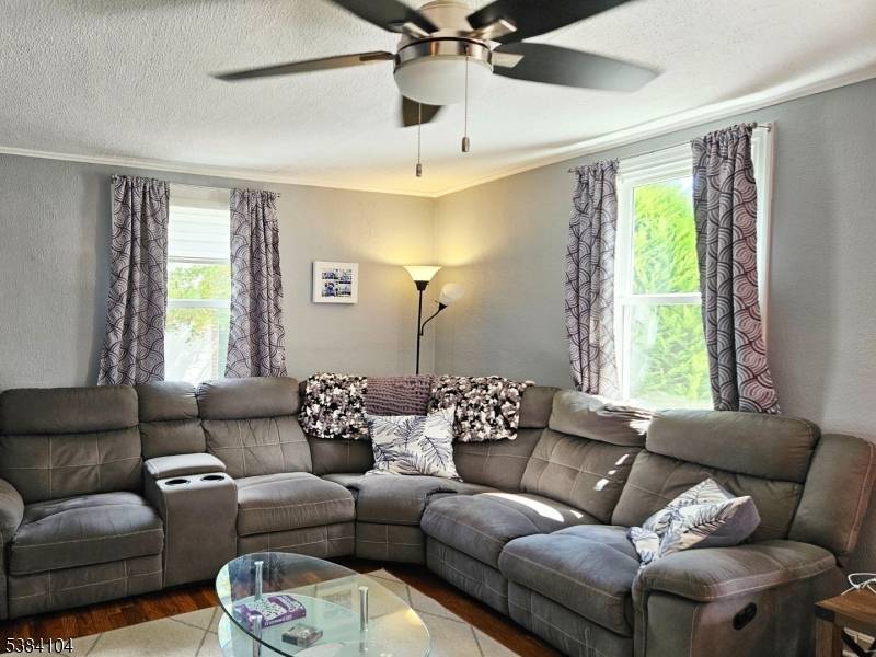 This is the one ! ! Move right in GREAT neighborhood well maintained home is perfect starter or move up house Large fenced rear yard w large wooden deck Easy ...