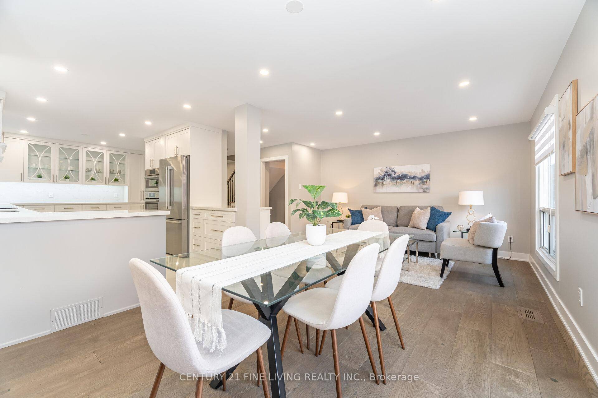 Located in the heart of Thornhill's sought after, family friendly community, this gorgeous home is the one you've been waiting for !