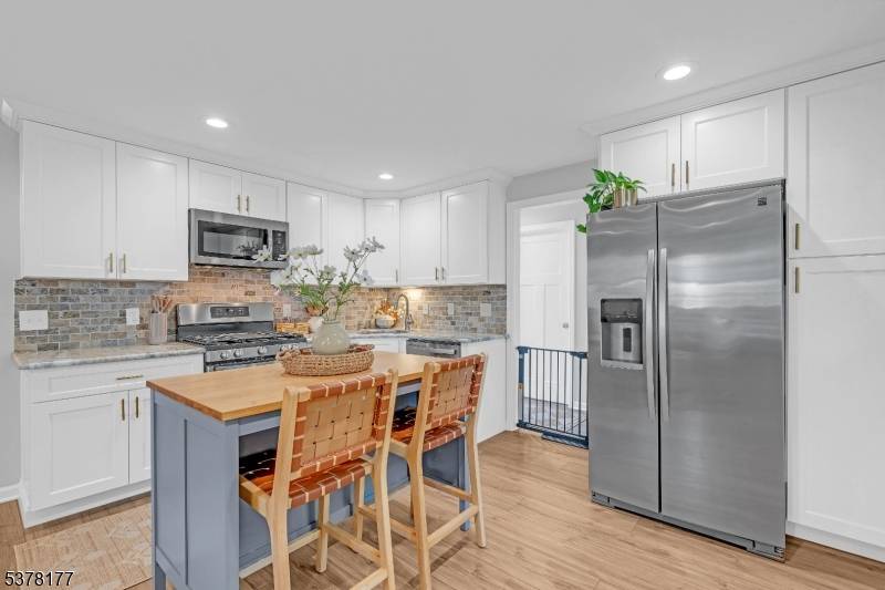 JUST LISTED ! Whether you're buying your first home or ready to downsize, this is the one you've been waiting for !