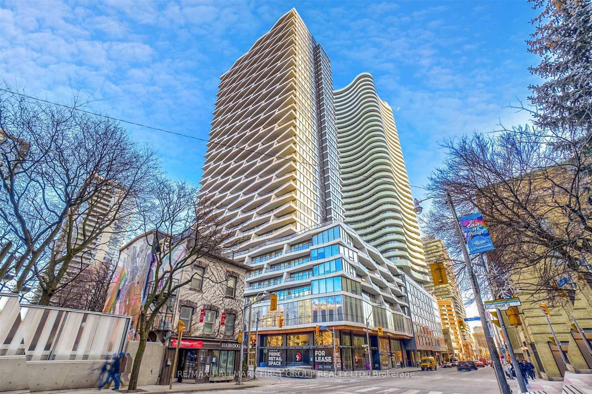 Luxury 2 Bedroom Condo at Axis Condos Prime Downtown Location !