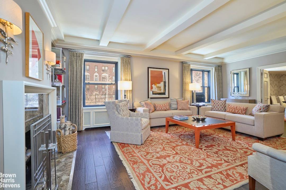 Endless Elegance, Pre War Classic 7 Room Apartment 4 major rooms offer direct views of the changing Park Avenue flowers, trees, and seasonal decorations.